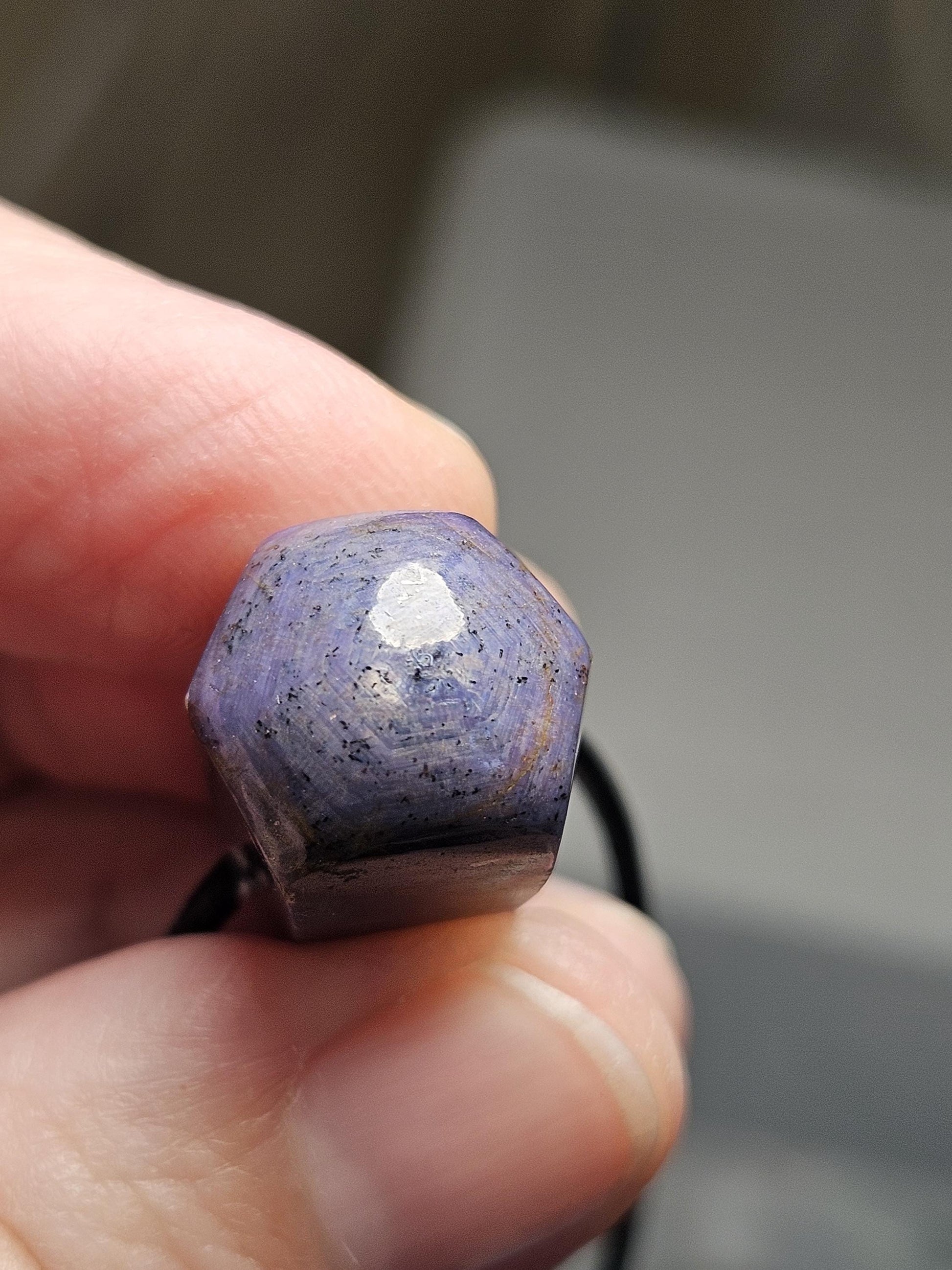 Stern Saphir Stäbchen Sternsaphir Rohstein Anhänger 26 x 14 x 14 mm, gebohrt, an verstellbarem Lederband