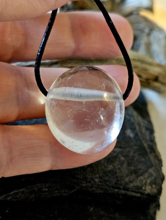 Bergkristall Anhänger, 26 x 25 x 24 mm, gebohrt, an verstellbarem Lederband