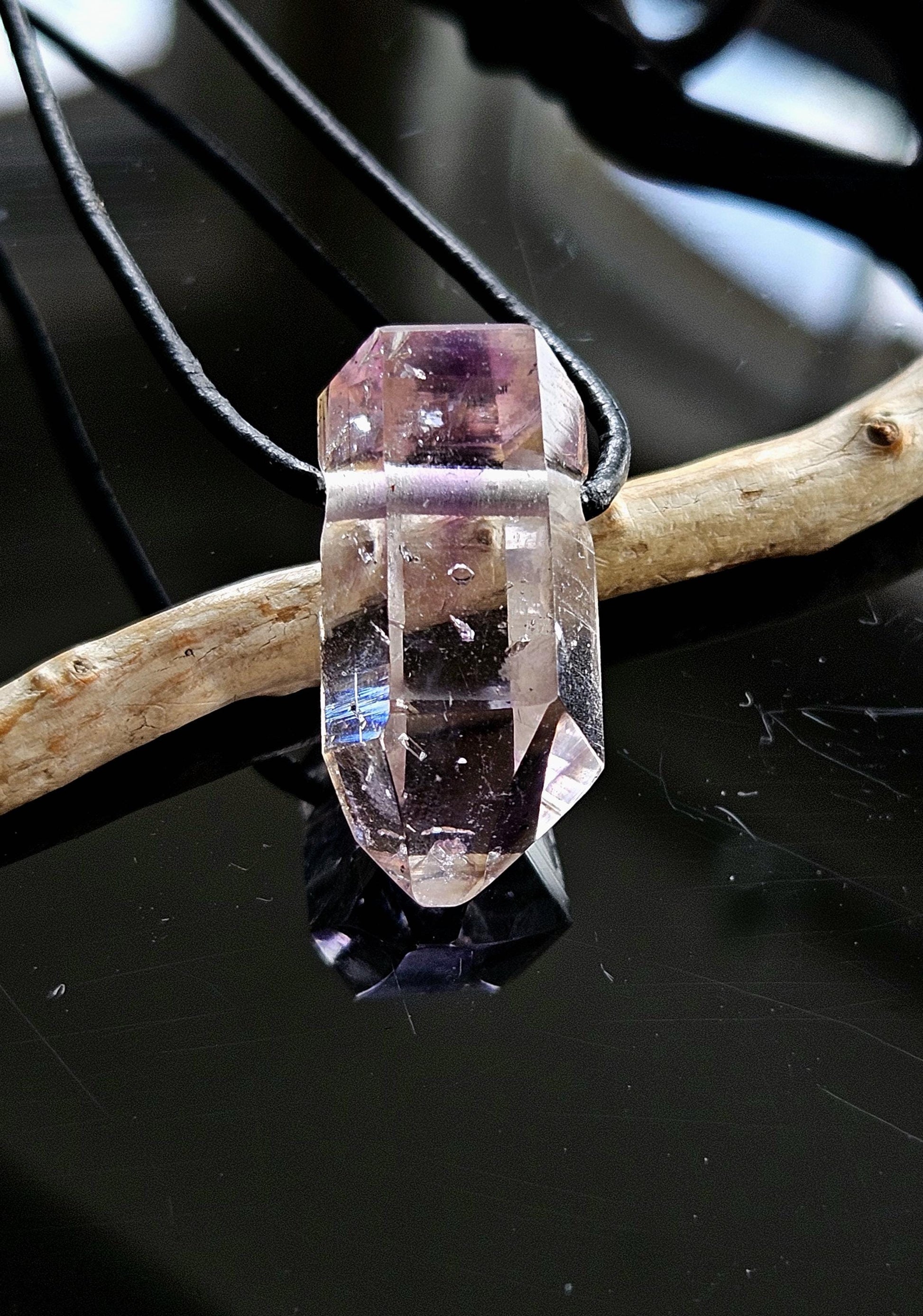 Goboboseb Amethyst Rauchquarz Phantomquarz Kristall Spitze aus Namibia mit Hämatit Einschlüssen, gebohrt, an verstellbarem Lederband