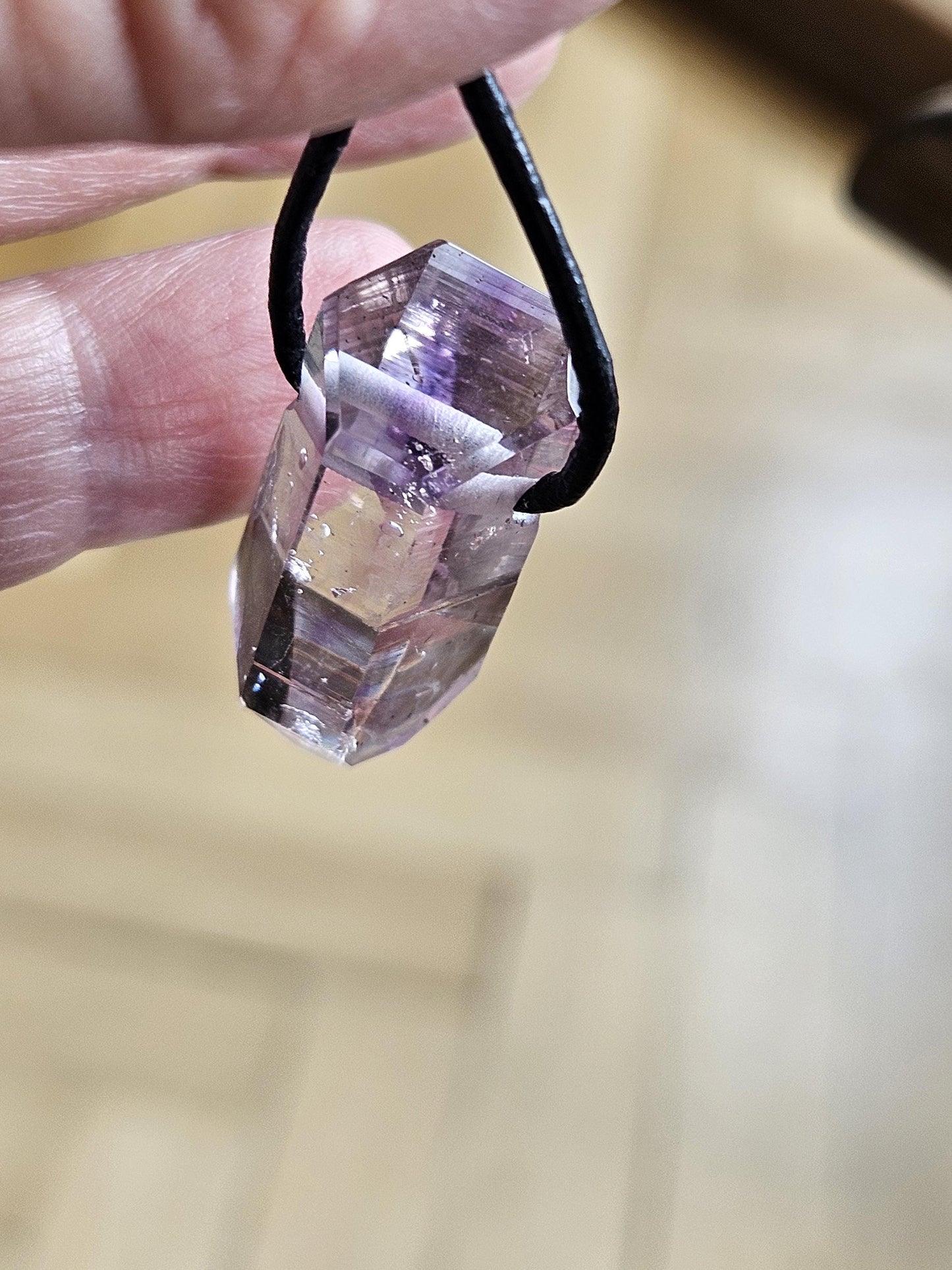 Goboboseb Amethyst Rauchquarz Phantomquarz Kristall Spitze aus Namibia mit Hämatit Einschlüssen, gebohrt, an verstellbarem Lederband