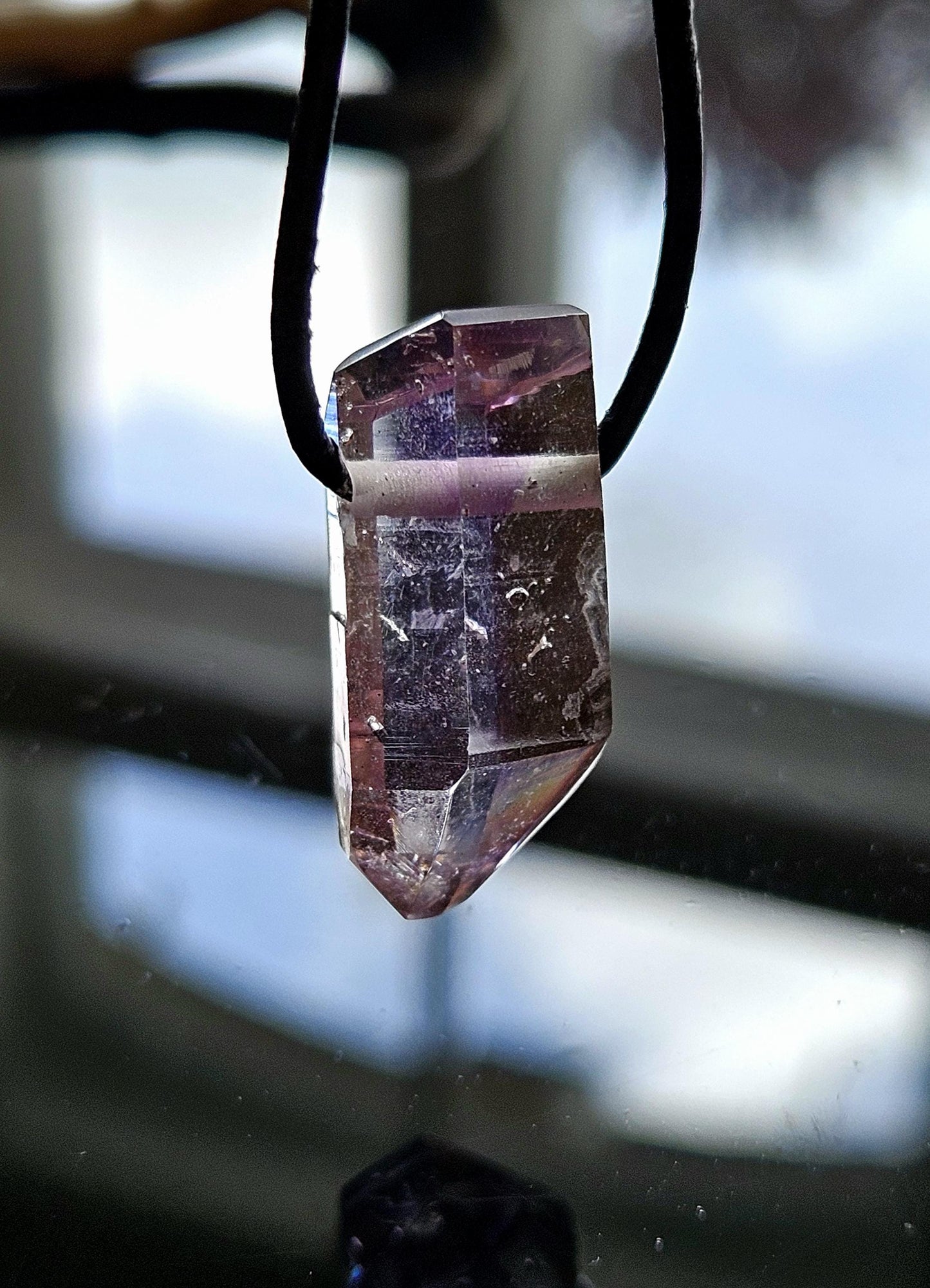 Goboboseb Amethyst Rauchquarz Phantomquarz Kristall Spitze aus Namibia mit Hämatit Einschlüssen, gebohrt, an verstellbarem Lederband