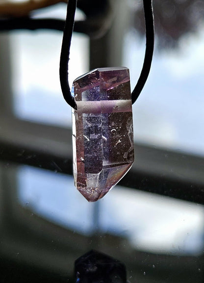 Goboboseb Amethyst Rauchquarz Phantomquarz Kristall Spitze aus Namibia mit Hämatit Einschlüssen, gebohrt, an verstellbarem Lederband