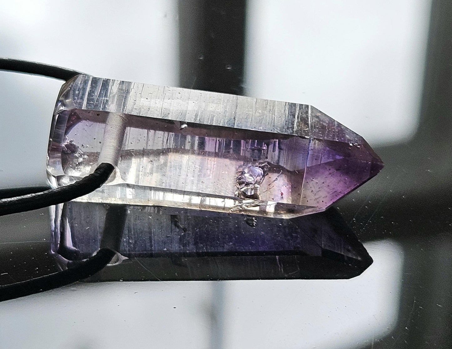 Goboboseb Amethyst Rauchquarz Phantomquarz Kristall Spitze aus Namibia mit Hämatit Einschlüssen, gebohrt, an verstellbarem Lederband