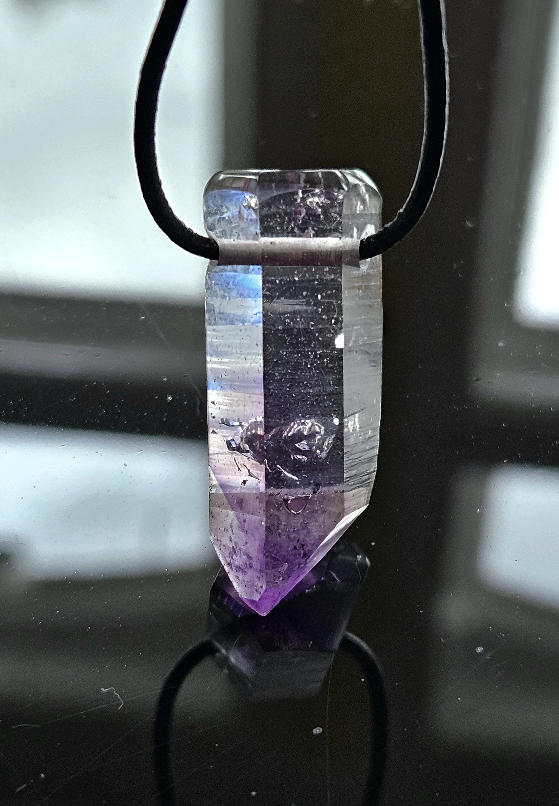 Goboboseb Amethyst Rauchquarz Phantomquarz Kristall Spitze aus Namibia mit Hämatit Einschlüssen, gebohrt, an verstellbarem Lederband