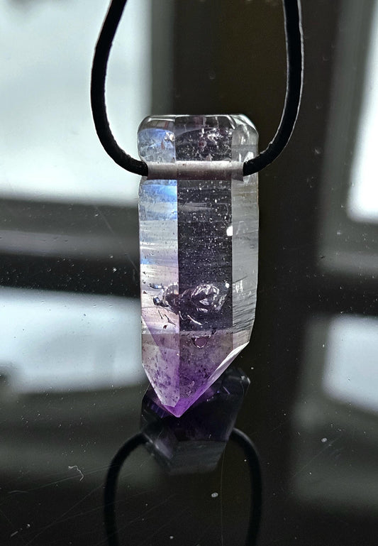 Goboboseb Amethyst Rauchquarz Phantomquarz Kristall Spitze aus Namibia mit Hämatit Einschlüssen, gebohrt, an verstellbarem Lederband