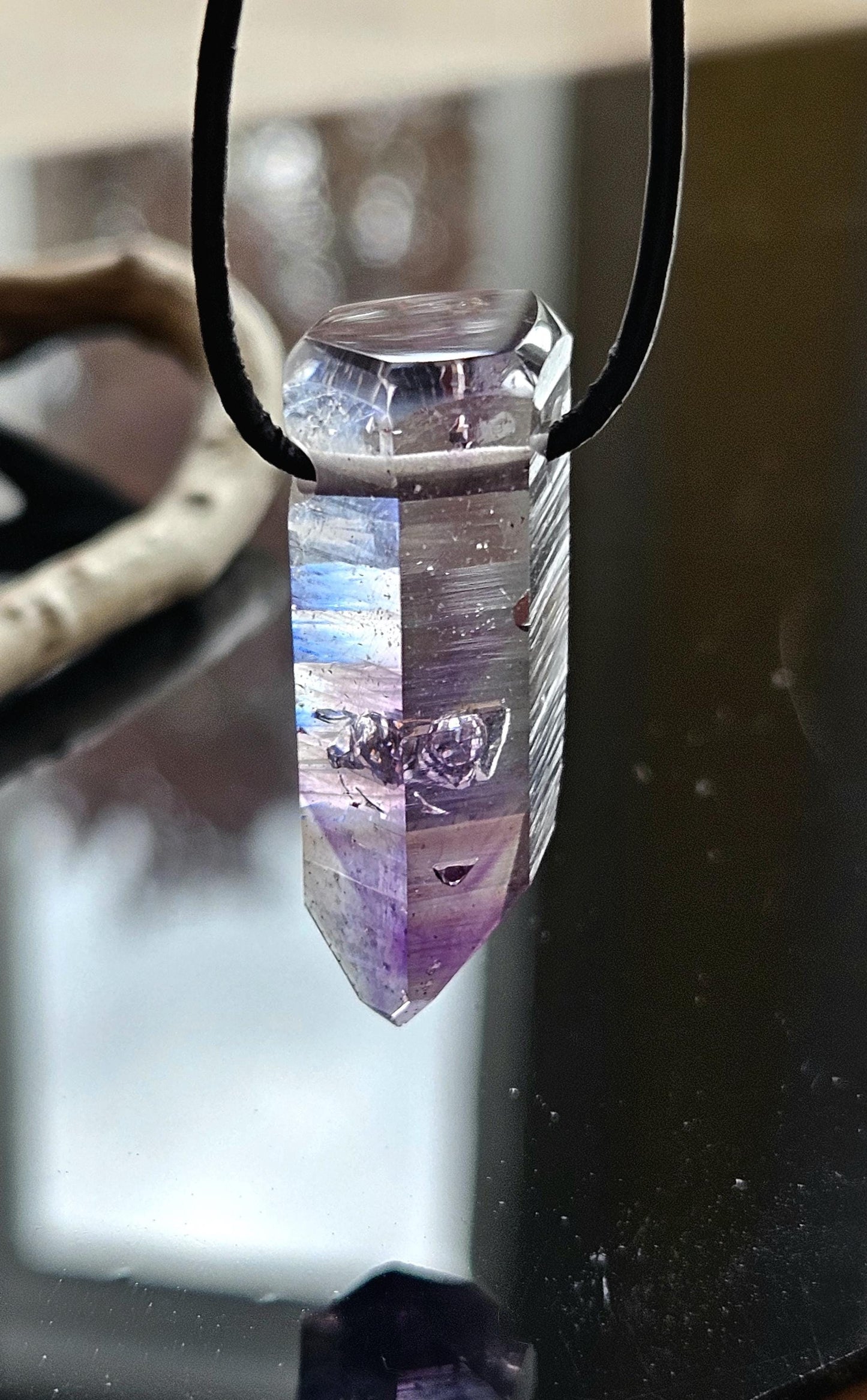 Goboboseb Amethyst Rauchquarz Phantomquarz Kristall Spitze aus Namibia mit Hämatit Einschlüssen, gebohrt, an verstellbarem Lederband