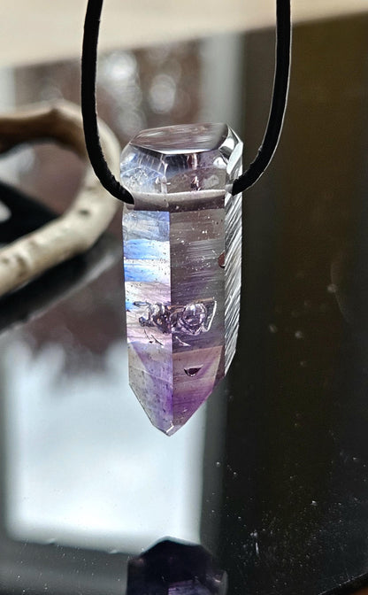 Goboboseb Amethyst Rauchquarz Phantomquarz Kristall Spitze aus Namibia mit Hämatit Einschlüssen, gebohrt, an verstellbarem Lederband