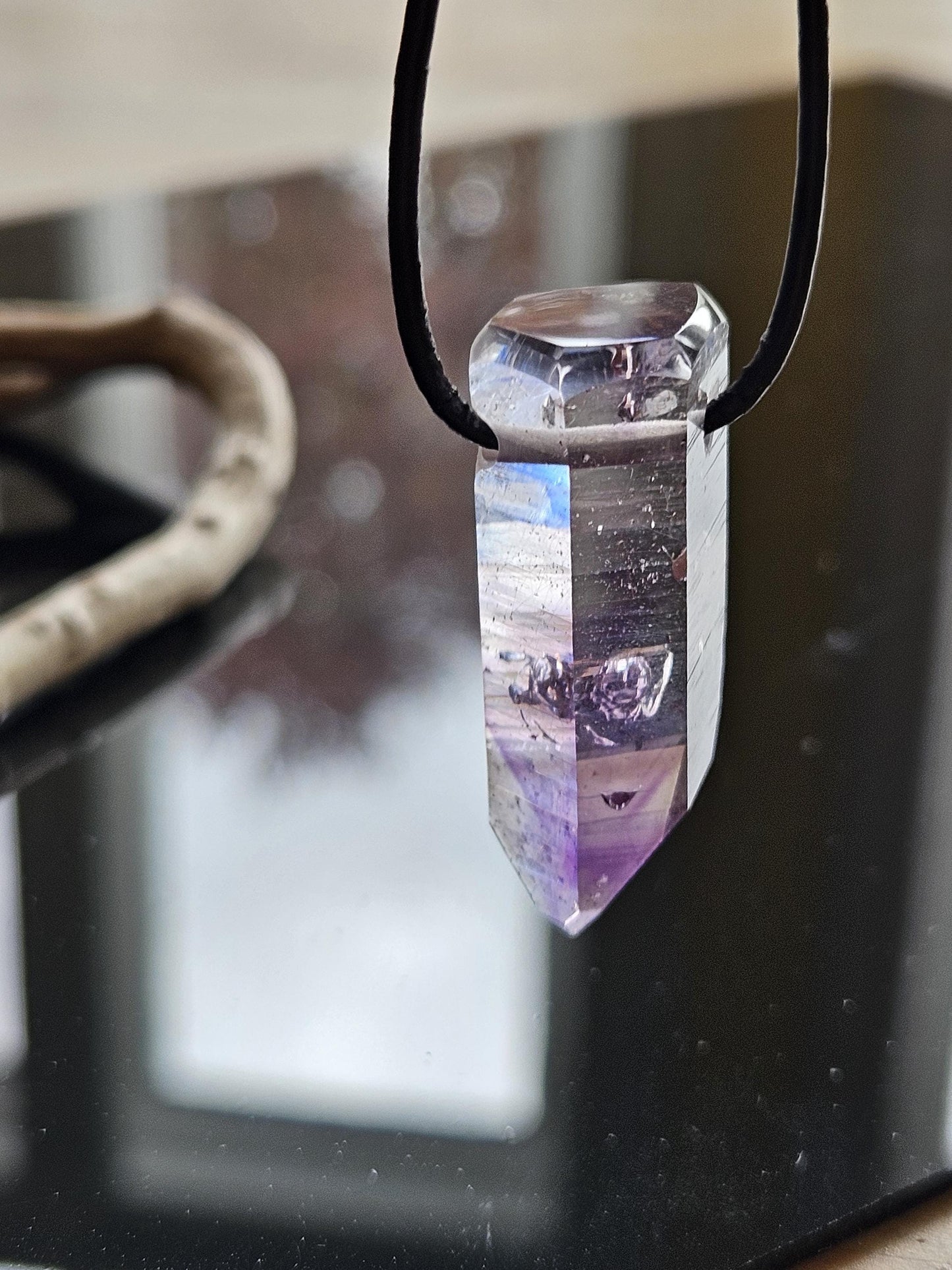 Goboboseb Amethyst Rauchquarz Phantomquarz Kristall Spitze aus Namibia mit Hämatit Einschlüssen, gebohrt, an verstellbarem Lederband
