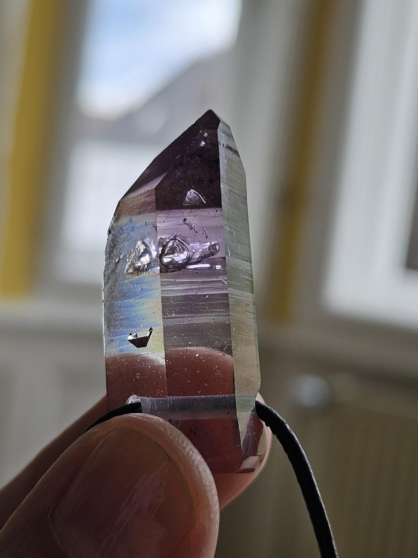 Goboboseb Amethyst Rauchquarz Phantomquarz Kristall Spitze aus Namibia mit Hämatit Einschlüssen, gebohrt, an verstellbarem Lederband