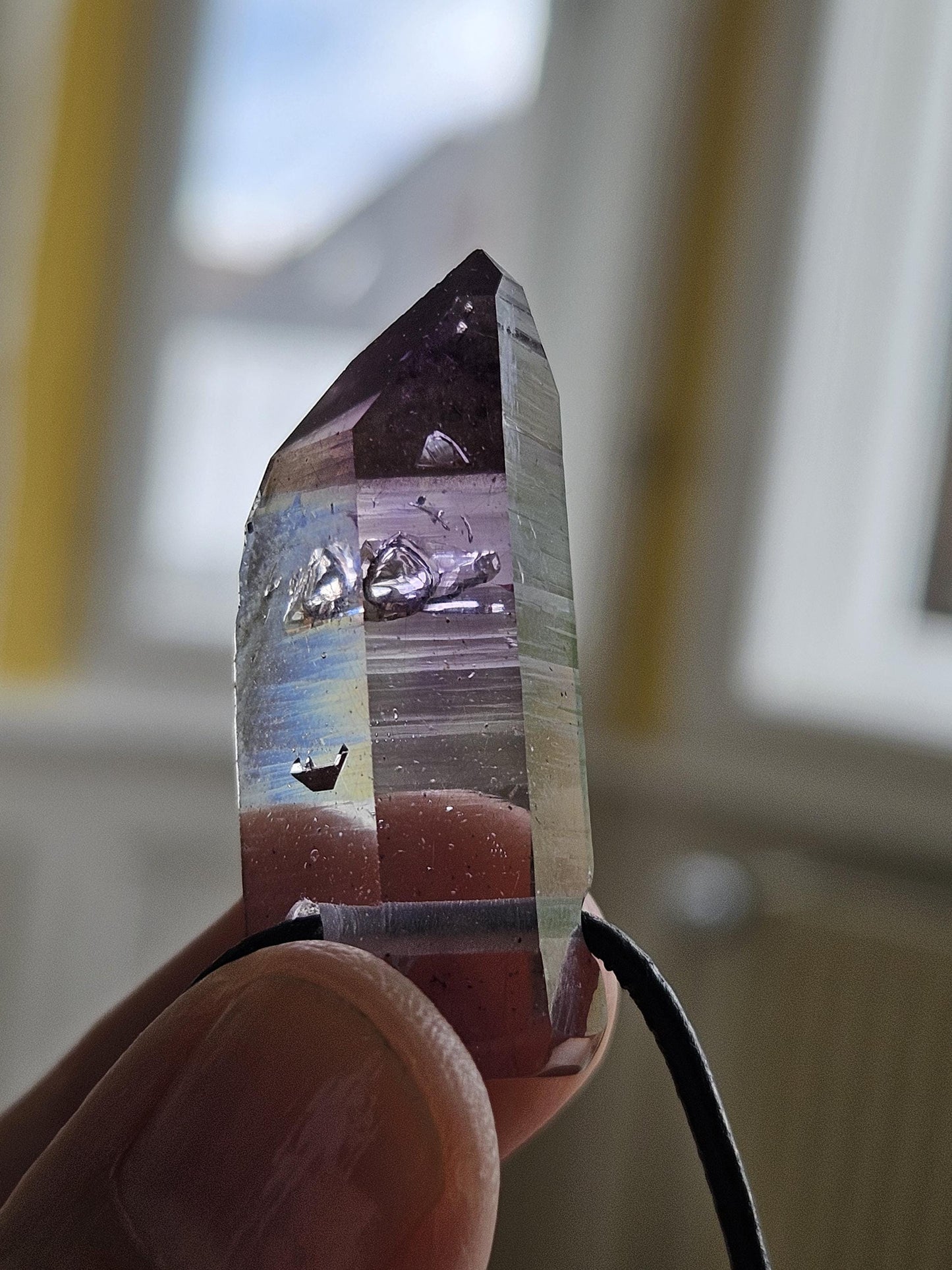 Goboboseb Amethyst Rauchquarz Phantomquarz Kristall Spitze aus Namibia mit Einschlüssen, gebohrt, an verstellbarem Lederband