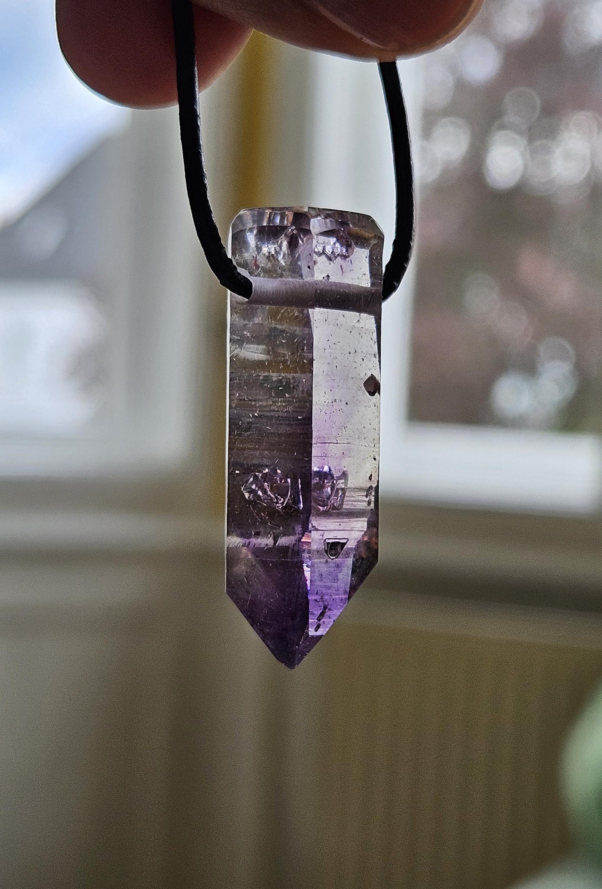 Goboboseb Amethyst Rauchquarz Phantomquarz Kristall Spitze aus Namibia mit Hämatit Einschlüssen, gebohrt, an verstellbarem Lederband