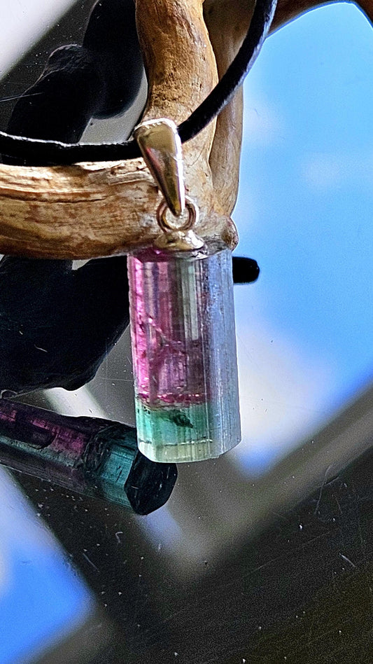 Turmalin blau rot Indigolith mit Rubellit, türblau grüner Turmalin Bicolor Stäbchen Anhänger mit 925er Silberöse, an verstellbarem Lederband
