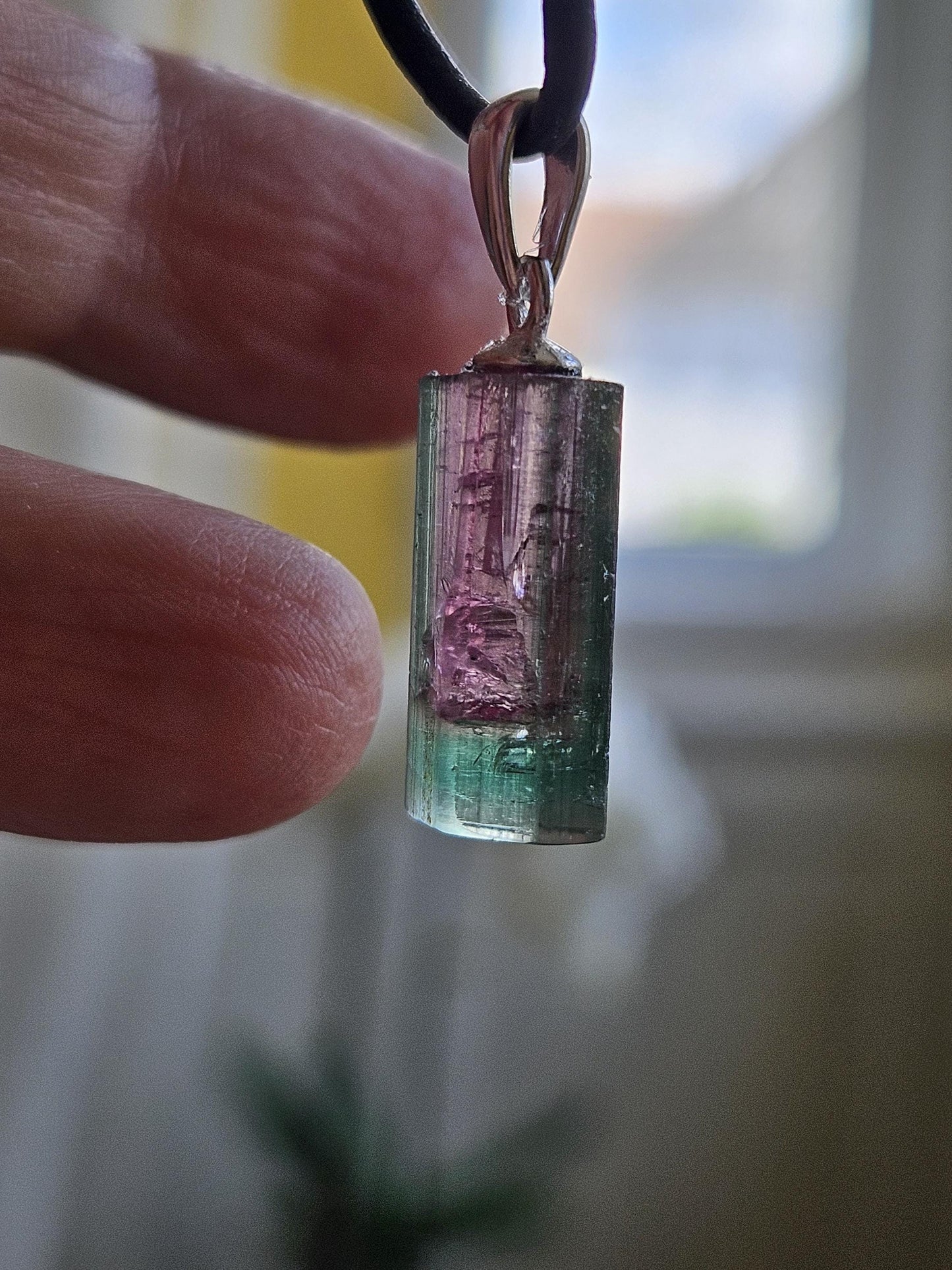 Turmalin blau rot Indigolith mit Rubellit, türblau grüner Turmalin Bicolor Stäbchen Anhänger mit 925er Silberöse, an verstellbarem Lederband