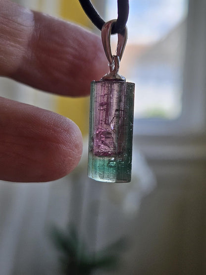 Turmalin blau rot Indigolith mit Rubellit, türblau grüner Turmalin Bicolor Stäbchen Anhänger mit 925er Silberöse, an verstellbarem Lederband