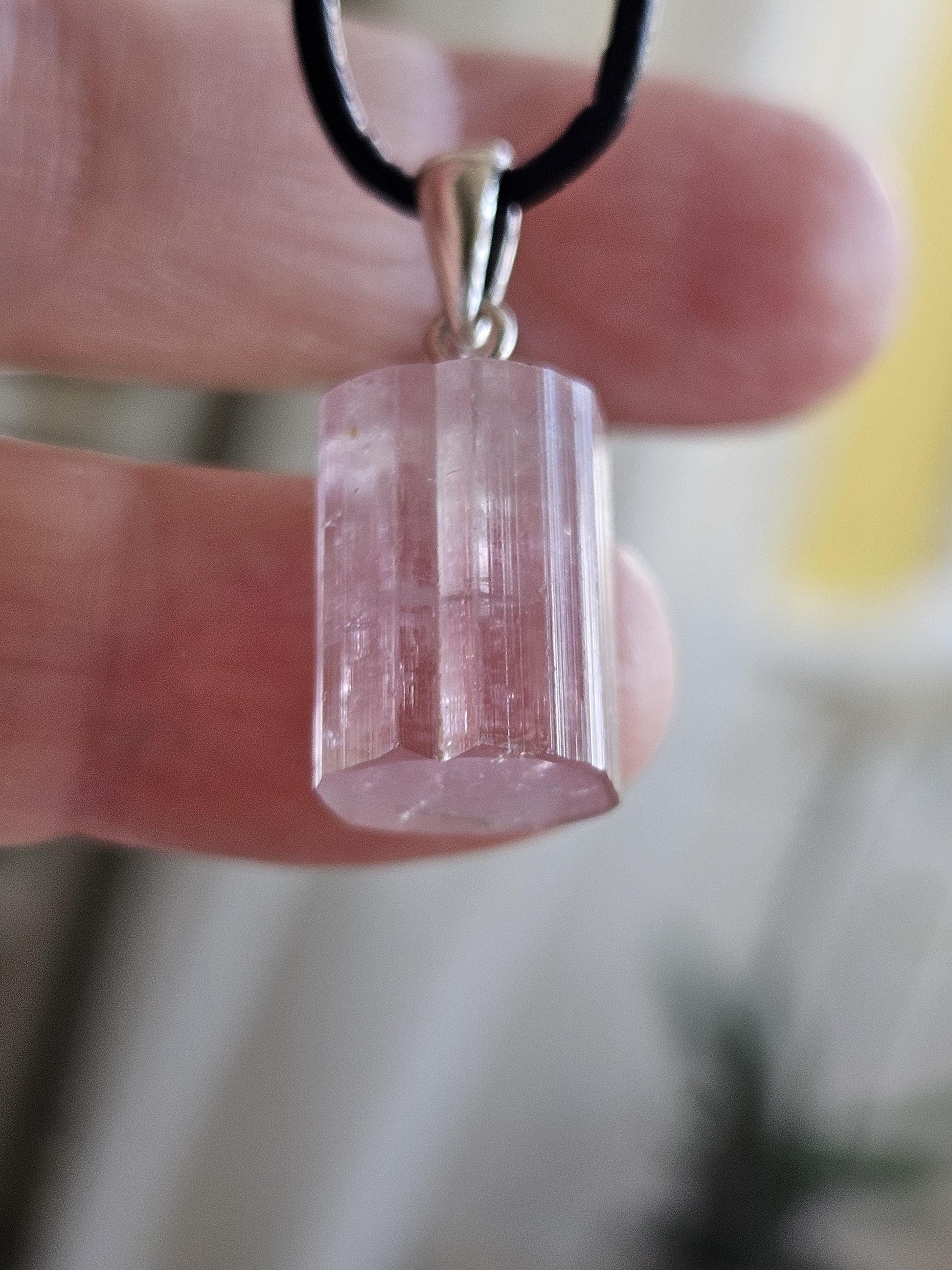 Turmalin rosa Rubellit Kristall Anhänger, Rohstein Stäbchen, an 925er Silberöse, an verstellbarem Lederband
