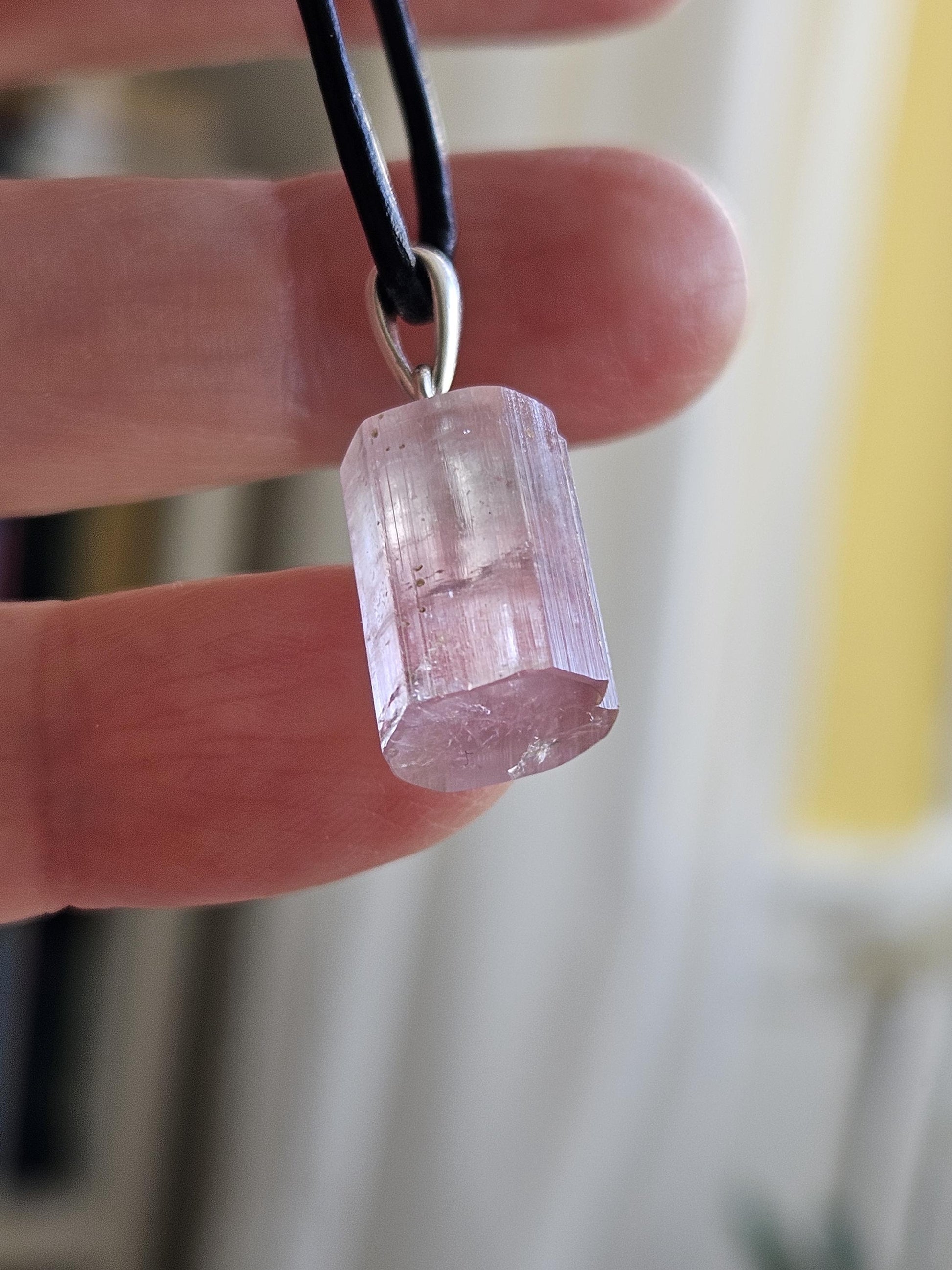 Turmalin rosa Rubellit Kristall Anhänger, Rohstein Stäbchen, an 925er Silberöse, an verstellbarem Lederband
