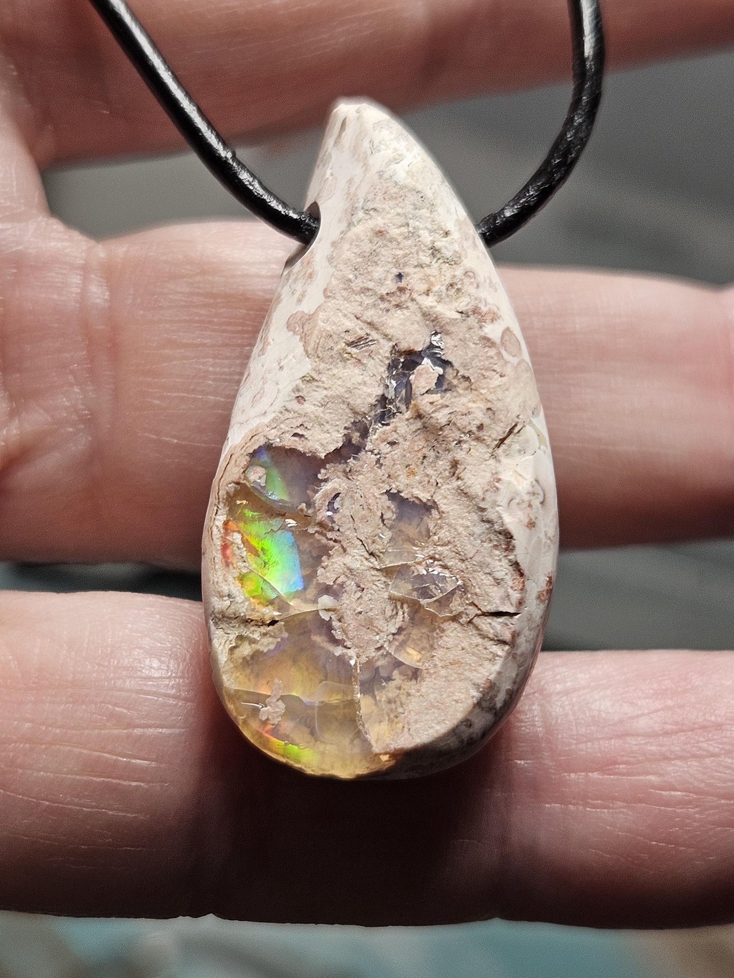 Magischer mexikanischer Feueropal Anhänger, 36 x 18 x 10 mm, gebohrt, an verstellbarem Lederband