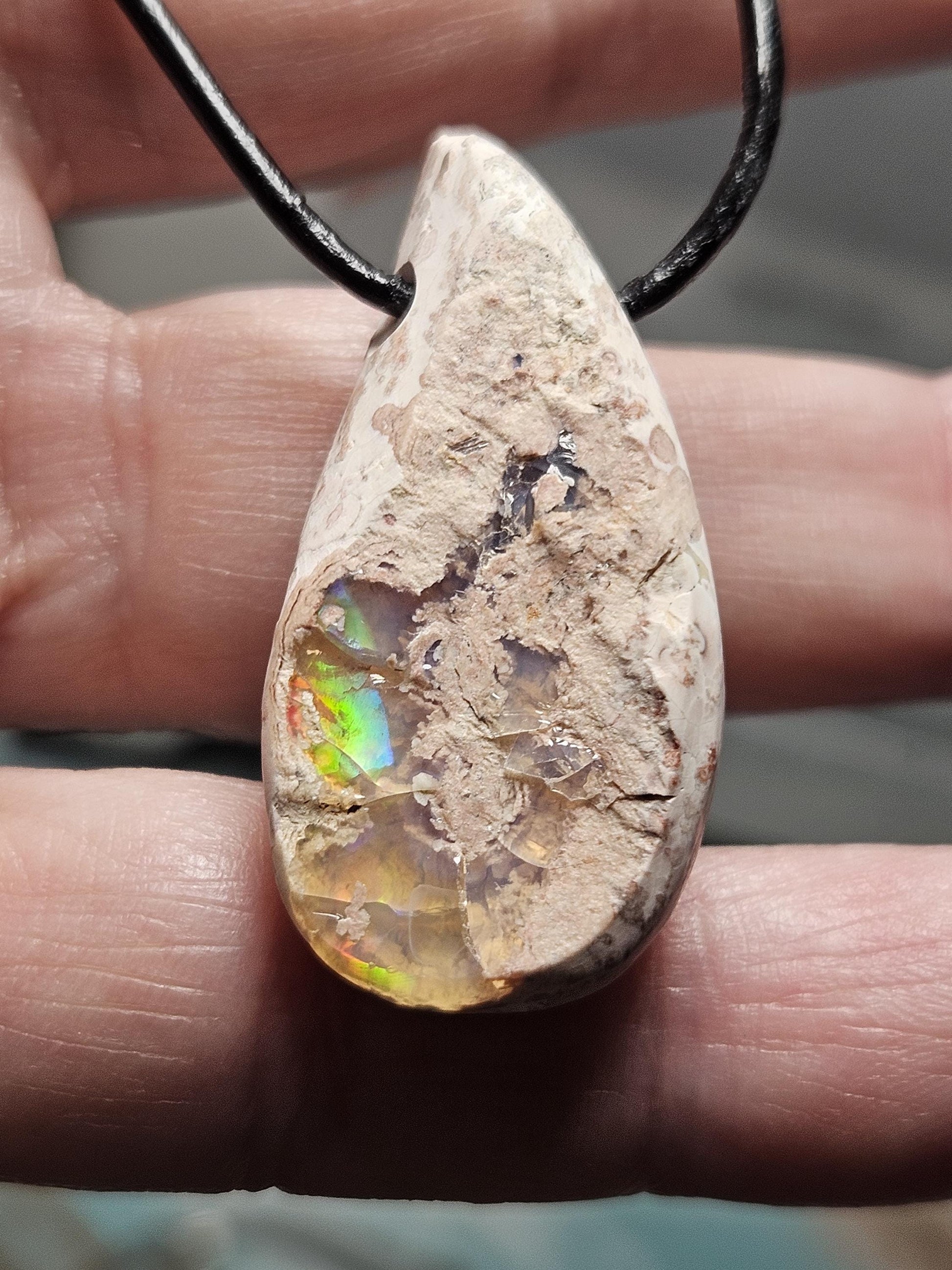 Magischer mexikanischer Feueropal Anhänger, 36 x 18 x 10 mm, gebohrt, an verstellbarem Lederband