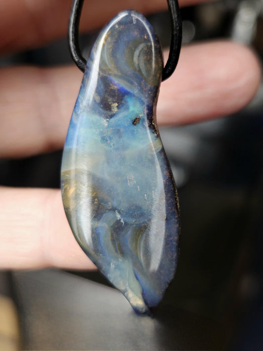 Magischer Boulder Opal Anhänger,"Atlantis", 46 x 18 x 9 mm, gebohrt, an verstellbarem Lederband