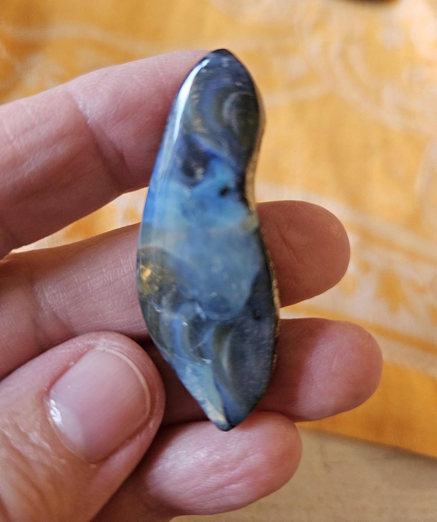 Magischer Boulder Opal Anhänger,"Atlantis", 46 x 18 x 9 mm, gebohrt, an verstellbarem Lederband
