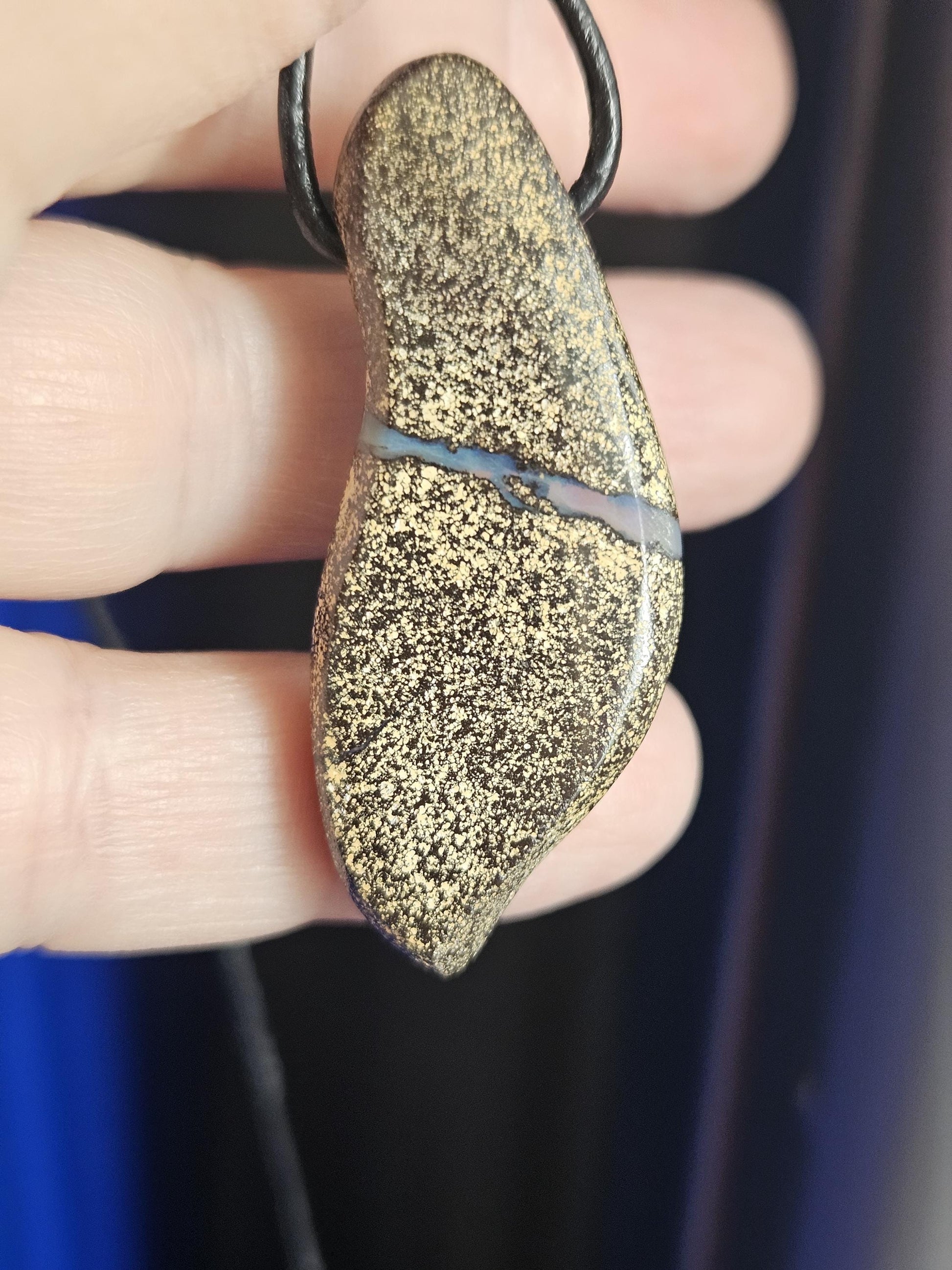 Magischer Boulder Opal Anhänger,"Atlantis", 46 x 18 x 9 mm, gebohrt, an verstellbarem Lederband