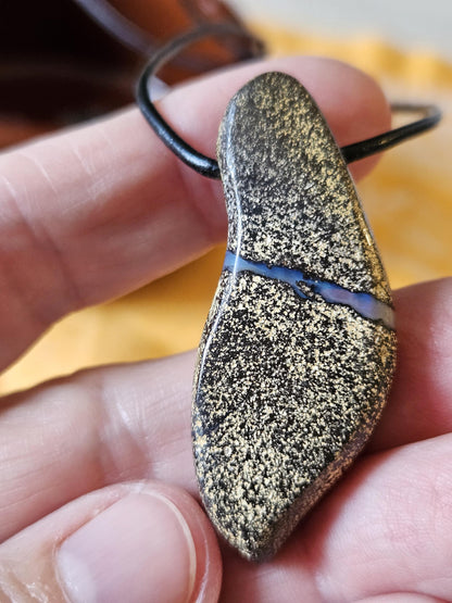 Magischer Boulder Opal Anhänger,"Atlantis", 46 x 18 x 9 mm, gebohrt, an verstellbarem Lederband