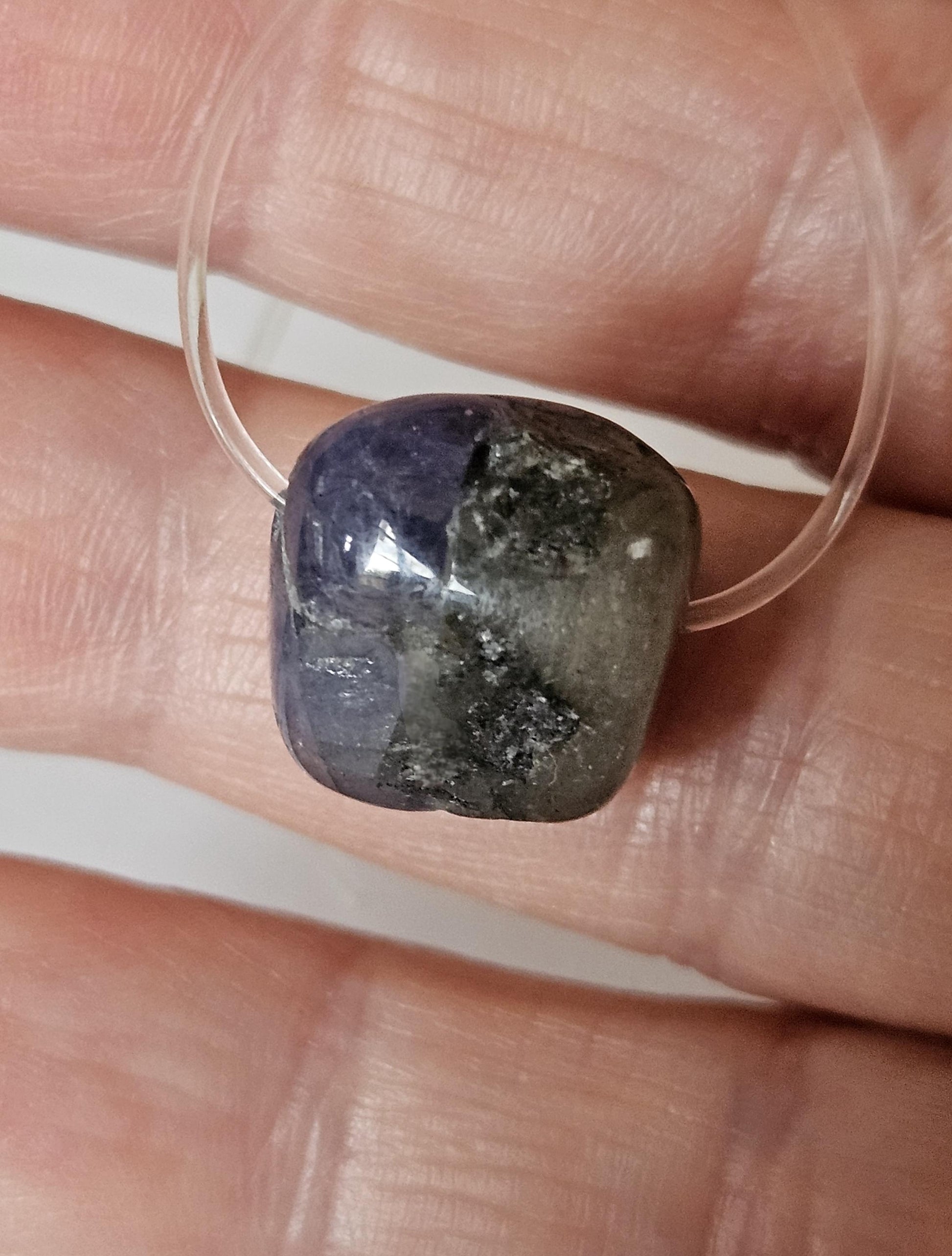 Seltener Tansanit, Tanzanit Nugget Anhänger, 15 x 15 x 12 mm, gebohrt an farblosem Kunststoffband