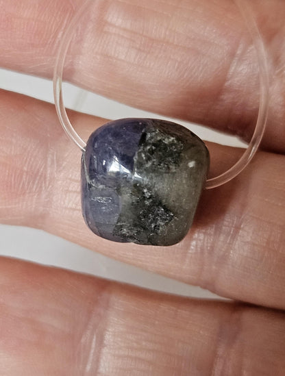 Seltener Tansanit, Tanzanit Nugget Anhänger, 15 x 15 x 12 mm, gebohrt an farblosem Kunststoffband