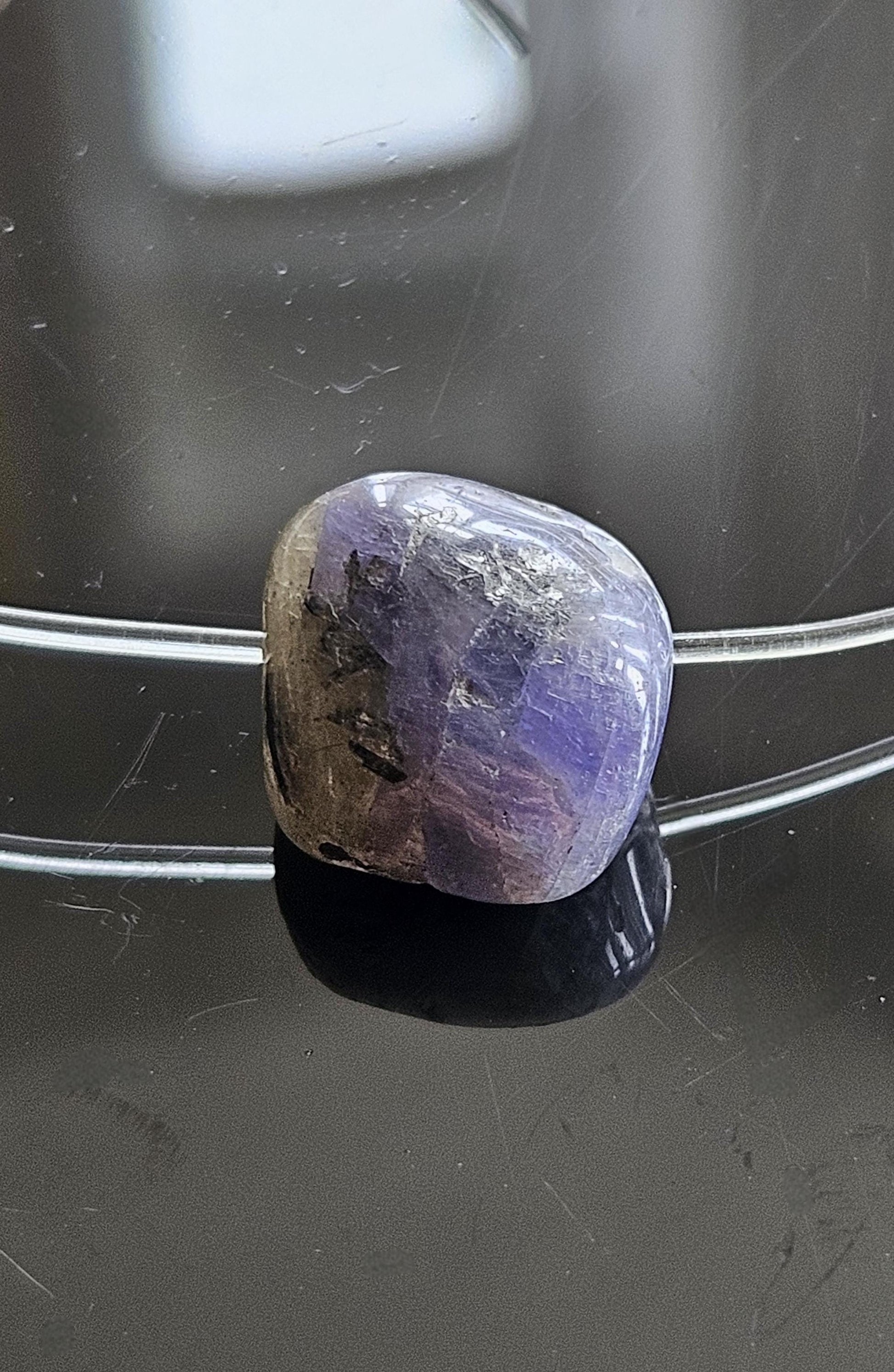 Seltener Tansanit, Tanzanit Nugget kleiner Anhänger, 15 x 15 x 12 mm, gebohrt an farblosem Kunststoffband