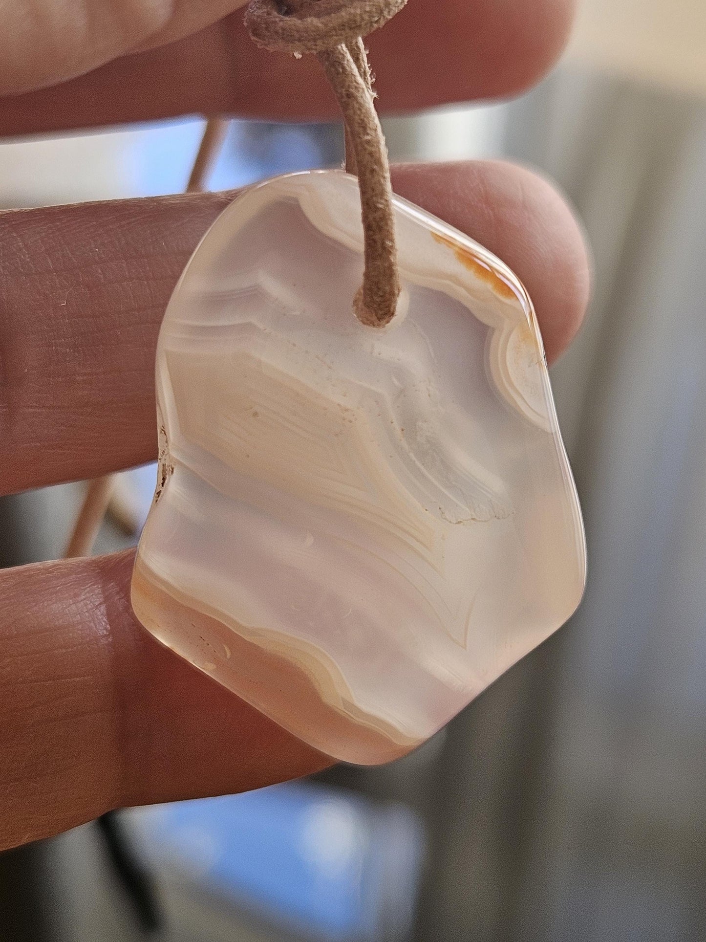 Sehr hübscher Crazy Lace Achat, Botswana Achat Anhänger, 33 x 25 x 8 mm, gebohrt, an verstellbarem Lederband