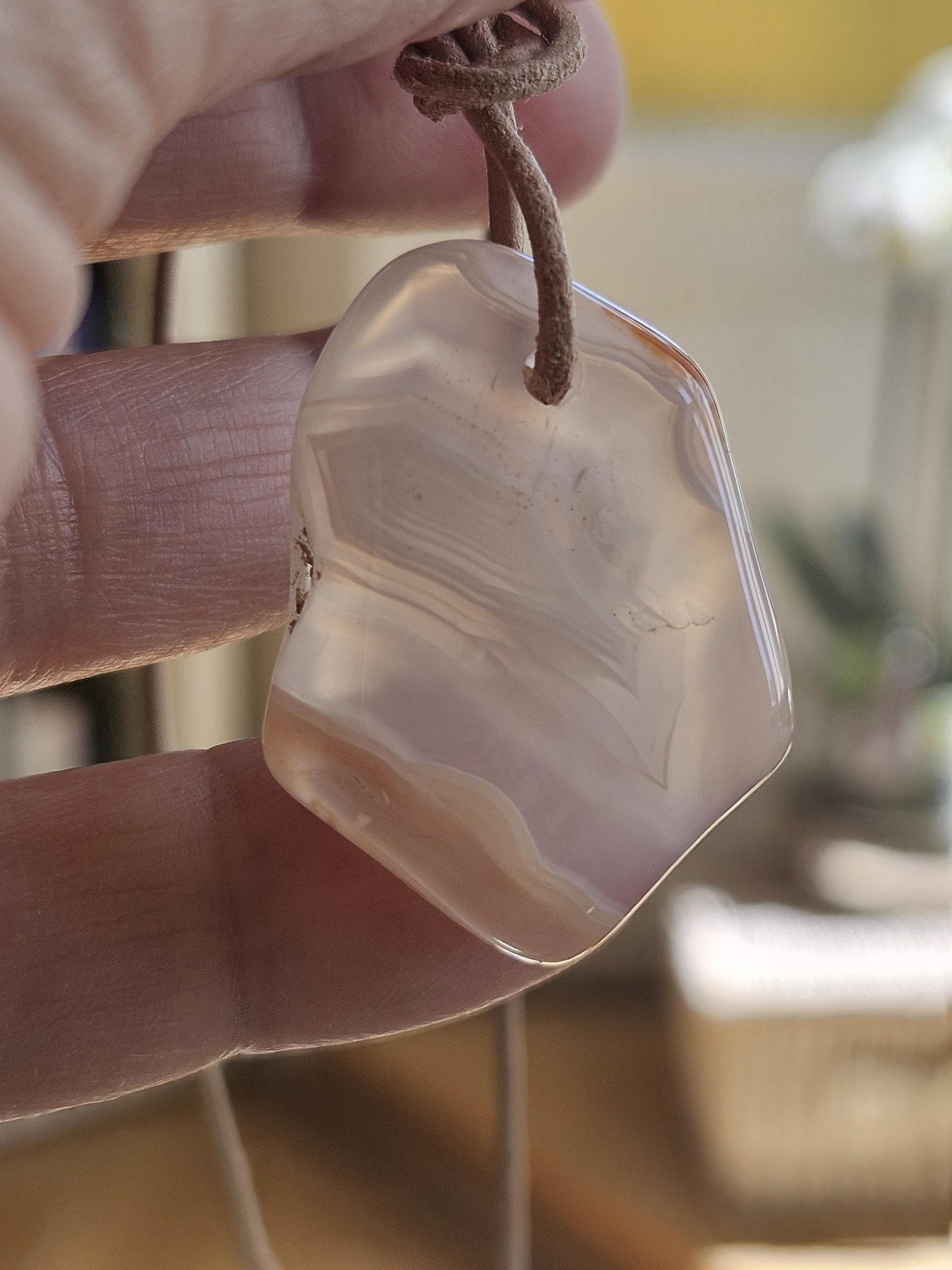 Sehr hübscher Crazy Lace Achat, Botswana Achat Anhänger, 33 x 25 x 8 mm, gebohrt, an verstellbarem Lederband