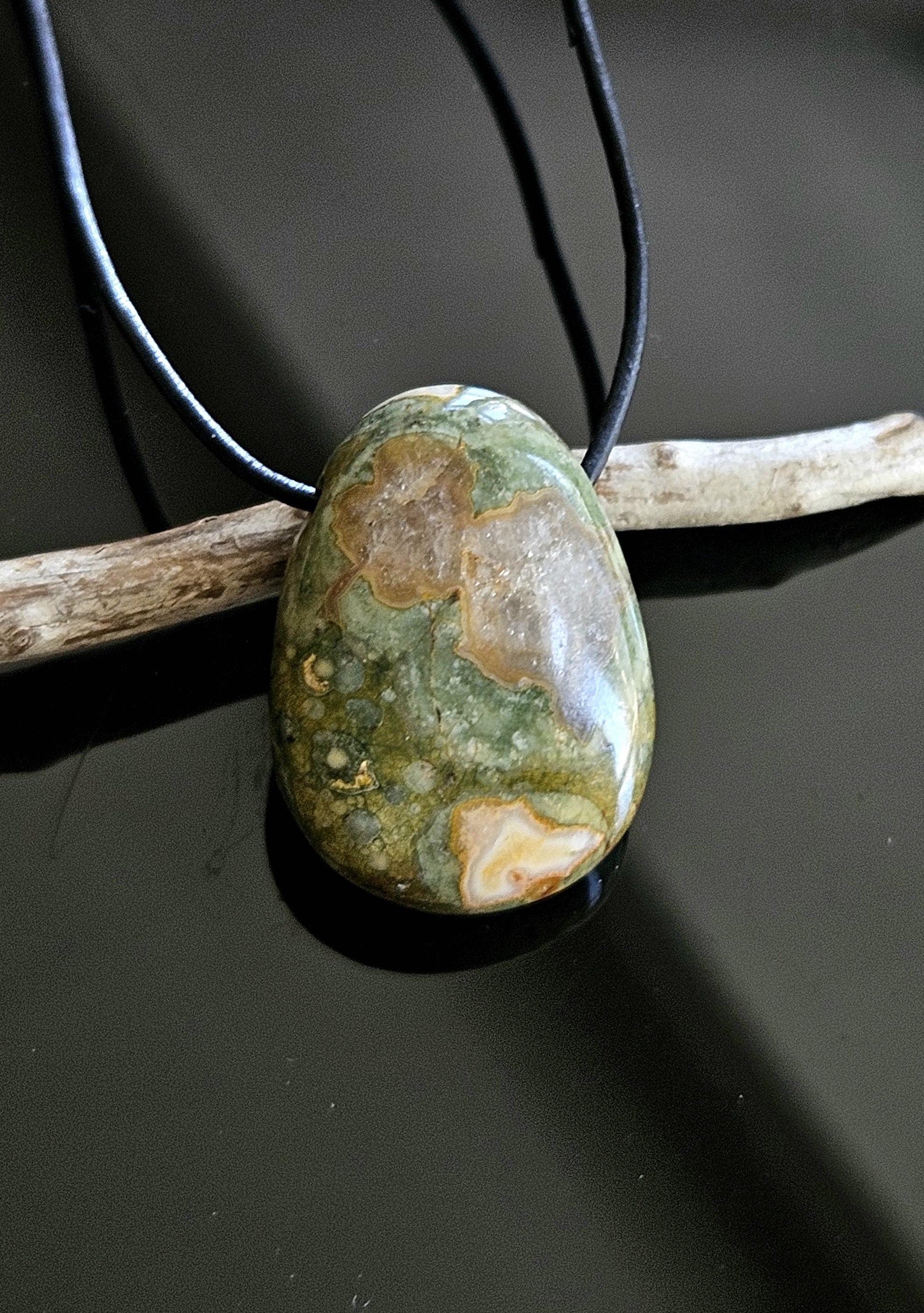 Regenwaldrhyolith Regenwald Rhyolit, Regenwald Jaspis, Anhänger, 30 x 22 x 10 mm, gebohrt, an verstellbarem Lederband