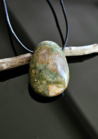 Regenwaldrhyolith Regenwald Rhyolit, Regenwald Jaspis, Anhänger, 30 x 22 x 10 mm, gebohrt, an verstellbarem Lederband