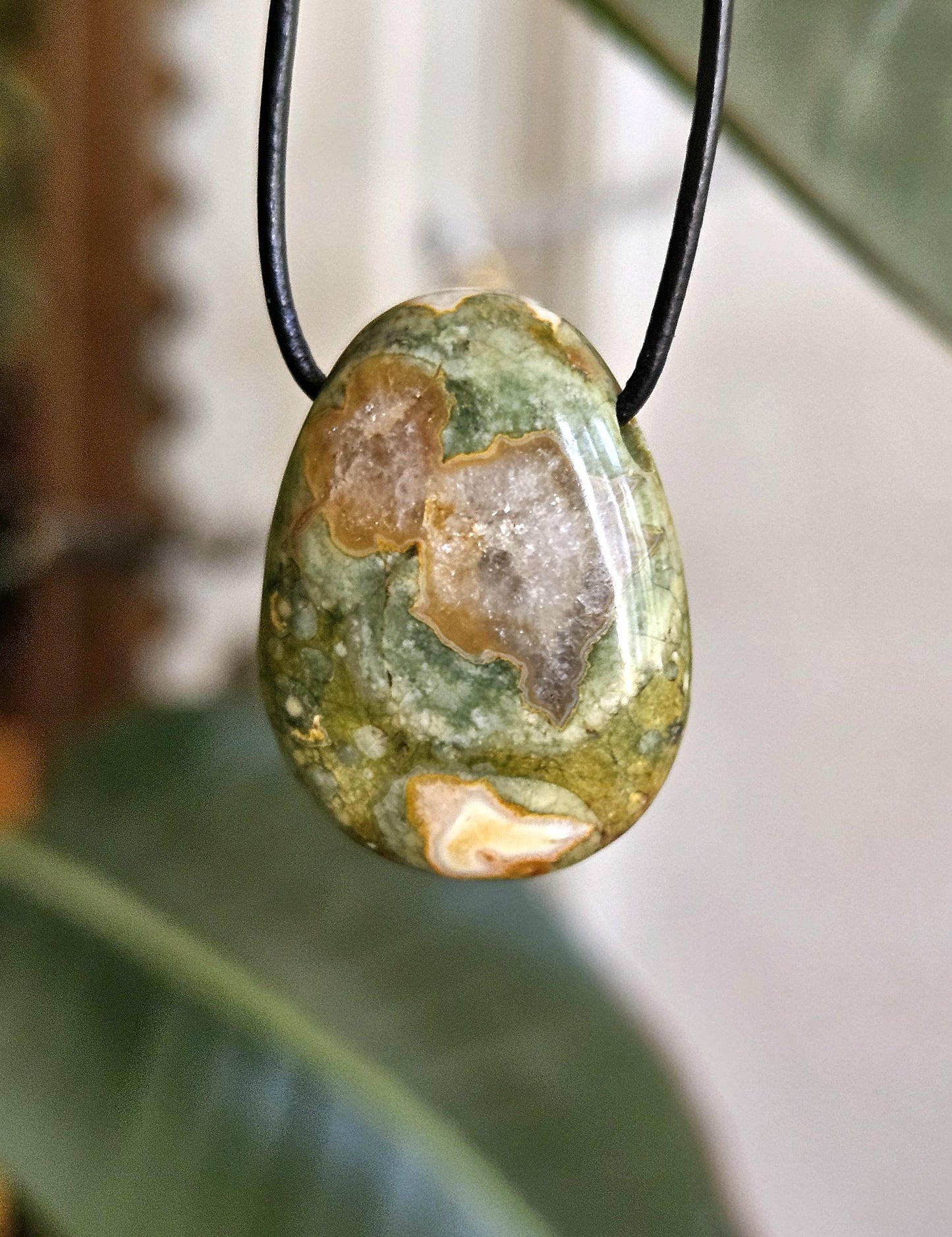 Regenwaldrhyolith Regenwald Rhyolit, Regenwald Jaspis, Anhänger, 30 x 22 x 10 mm, gebohrt, an verstellbarem Lederband