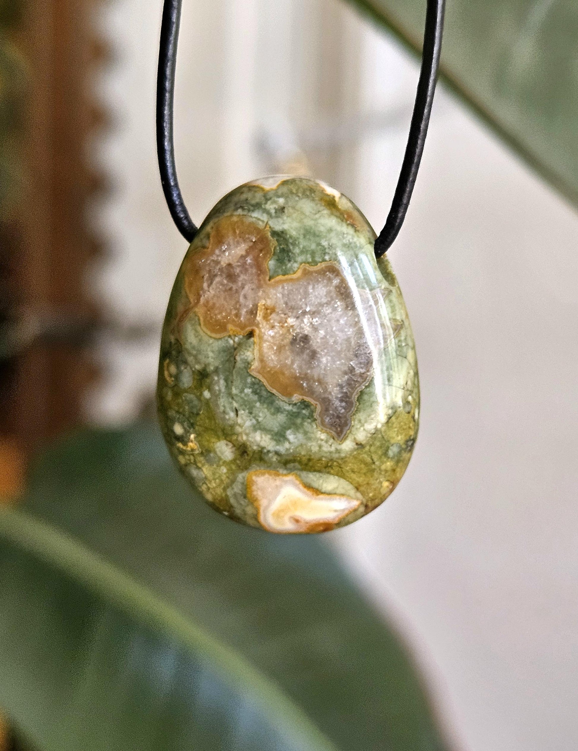 Regenwaldrhyolith Regenwald Rhyolit, Regenwald Jaspis, Anhänger, 30 x 22 x 10 mm, gebohrt, an verstellbarem Lederband