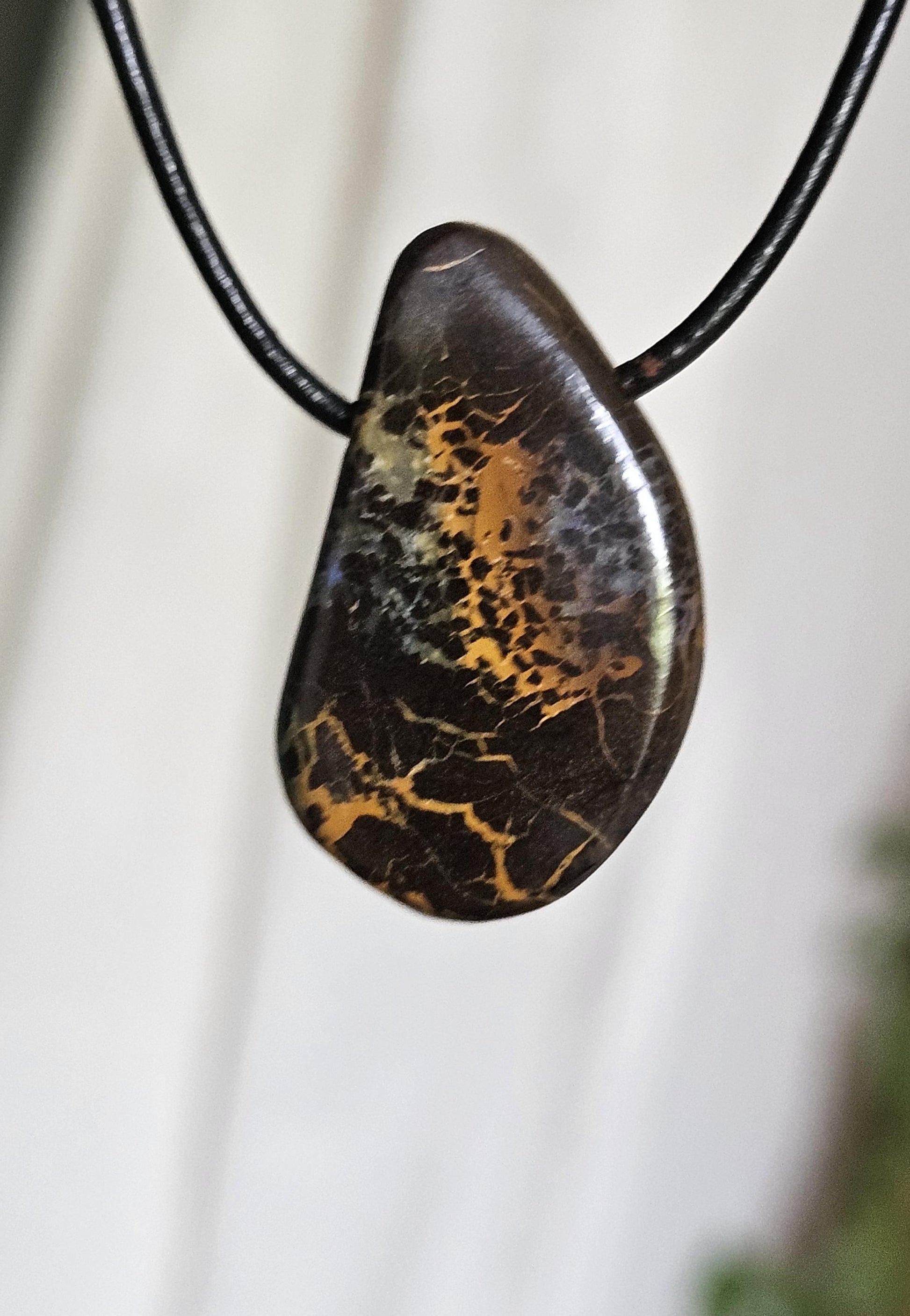 Faszinierender Boulder Opal Anhänger,"Art of Nature", 30 x 19 x 8 mm, gebohrt, an verstellbarem Lederband
