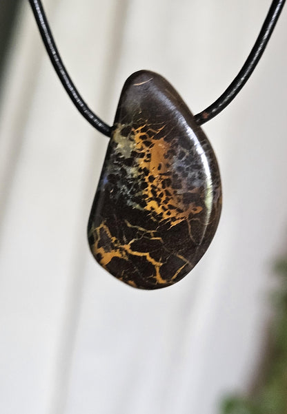 Faszinierender Boulder Opal Anhänger,"Art of Nature", 30 x 19 x 8 mm, gebohrt, an verstellbarem Lederband