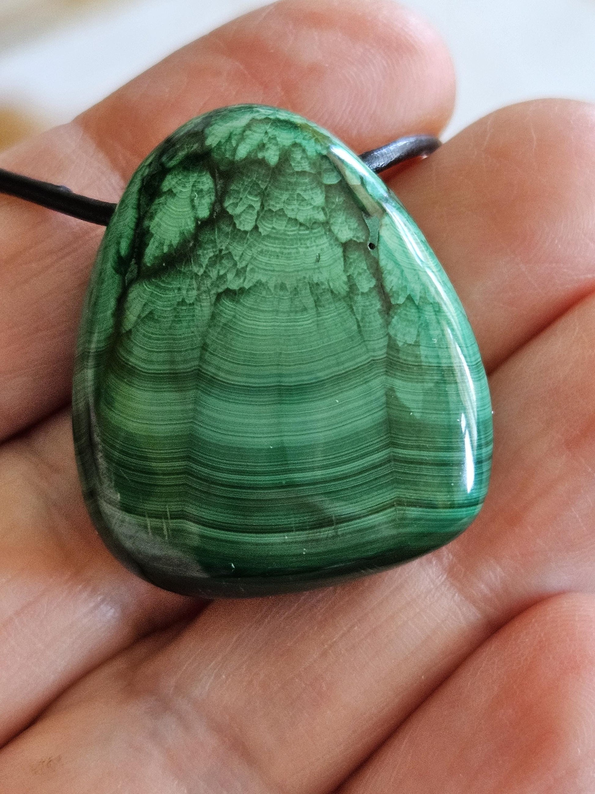 Malachit Anhänger, gebohrt, am Lederband, 30 x 24 x 10 mm, gebohrt, an verstellbarem Lederband