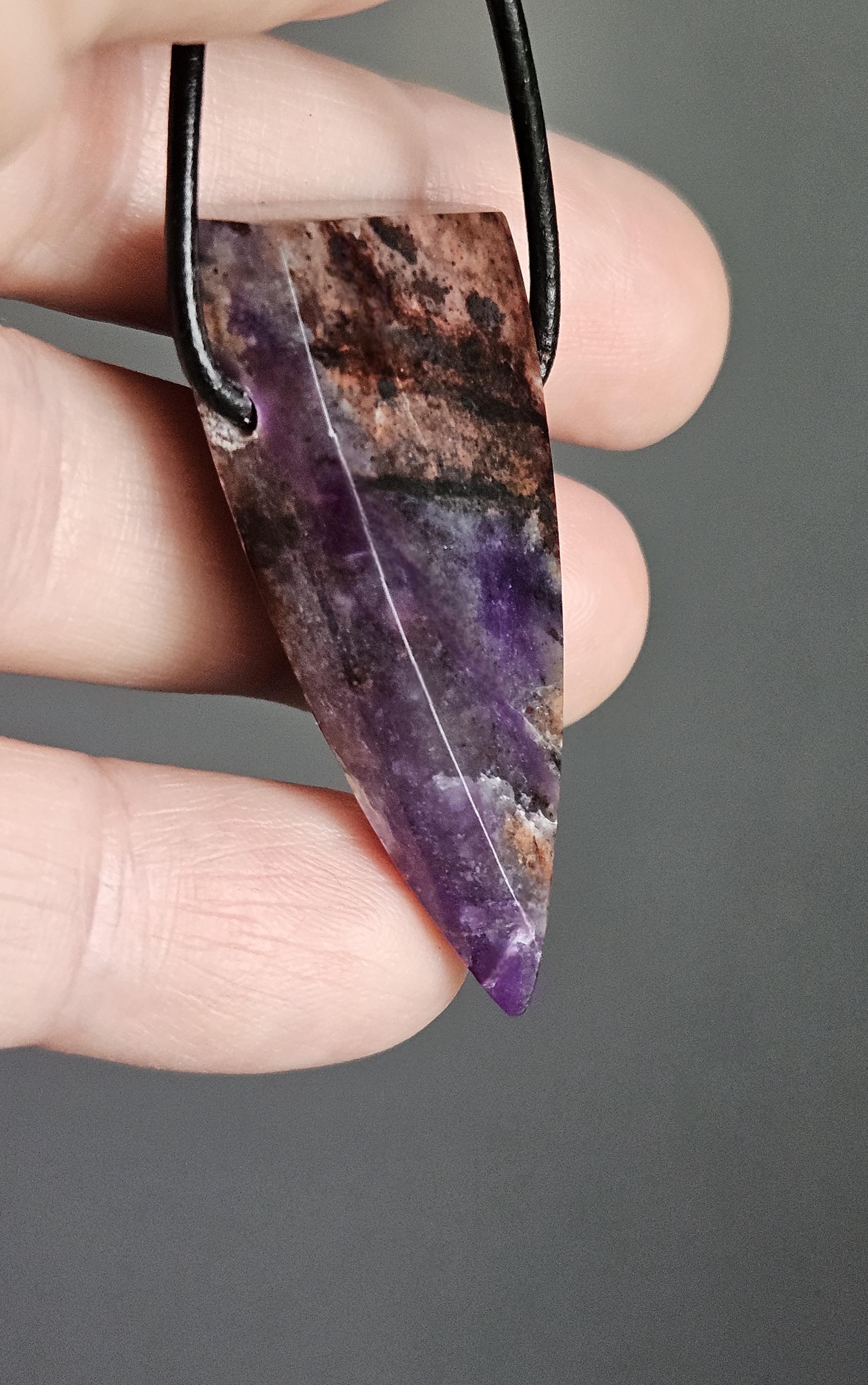 Großer magischer Sugilith Anhänger, 42 x 20 x 8 mm, gebohrt, an verstellbarem Lederband