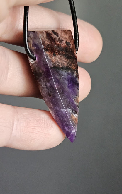 Großer magischer Sugilith Anhänger, 42 x 20 x 8 mm, gebohrt, an verstellbarem Lederband