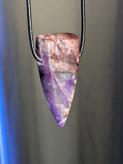 Großer magischer Sugilith Anhänger, 42 x 20 x 8 mm, gebohrt, an verstellbarem Lederband