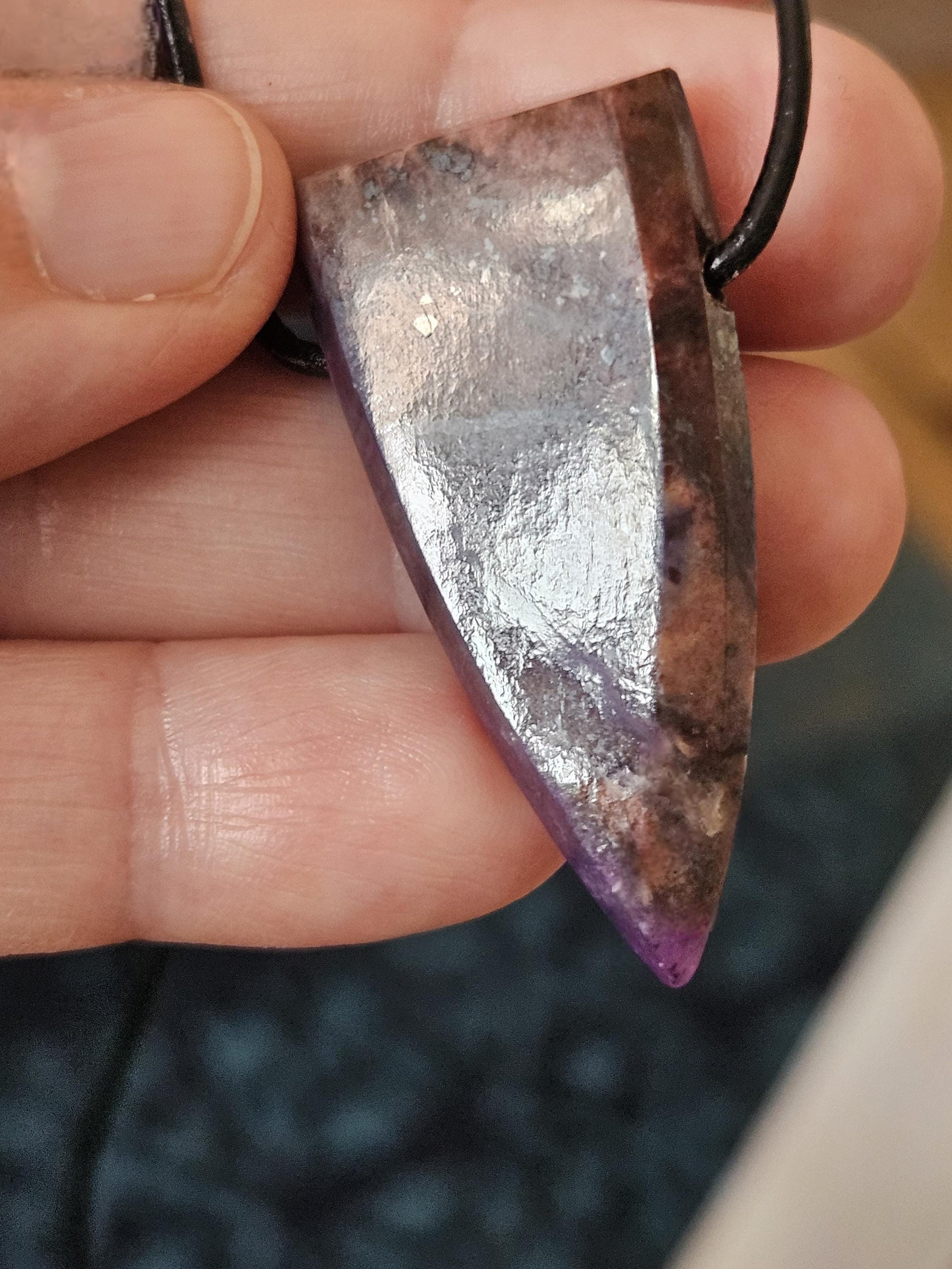Großer magischer Sugilith Anhänger, 42 x 20 x 8 mm, gebohrt, an verstellbarem Lederband