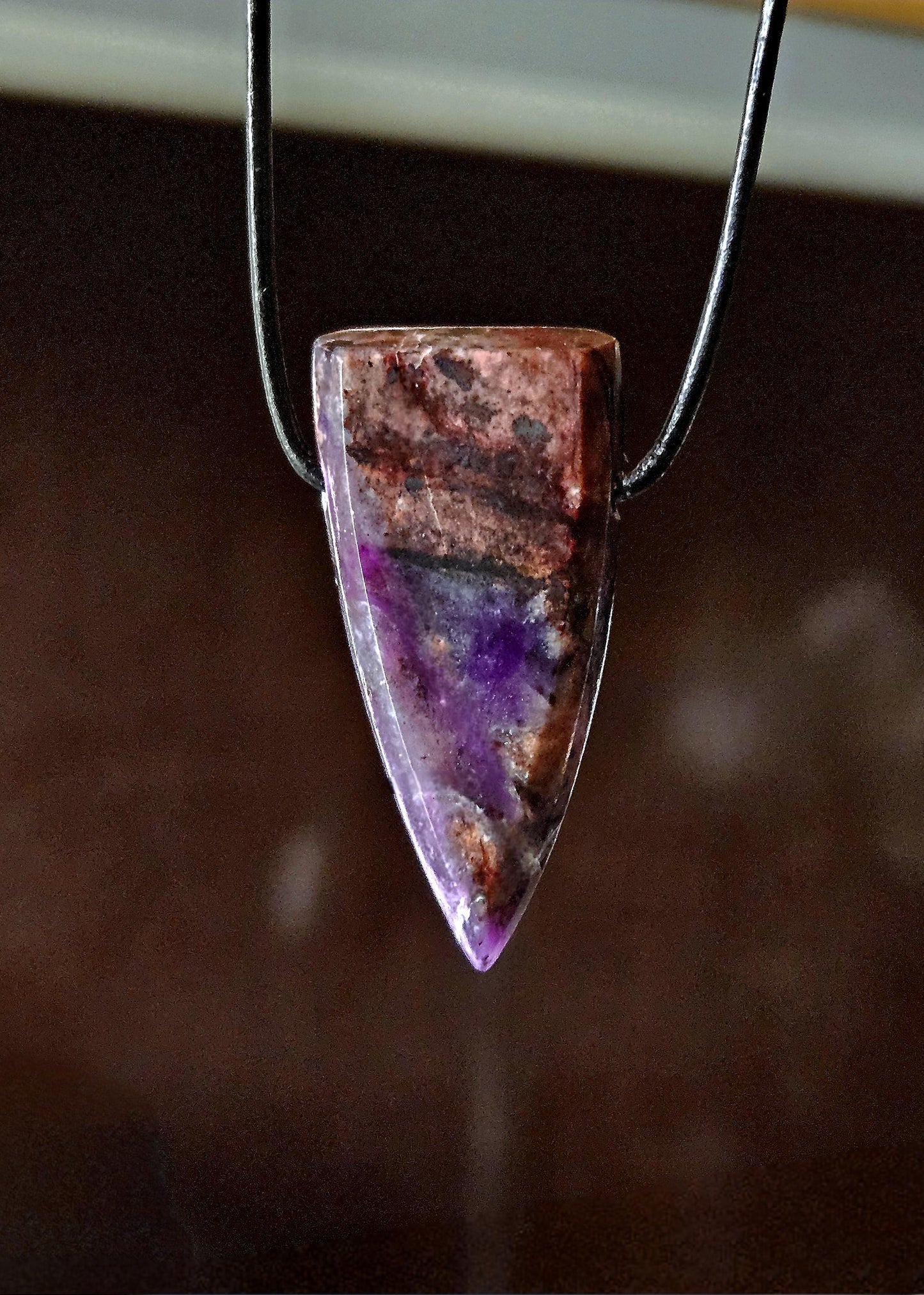 Großer magischer Sugilith Anhänger, 42 x 20 x 8 mm, gebohrt, an verstellbarem Lederband