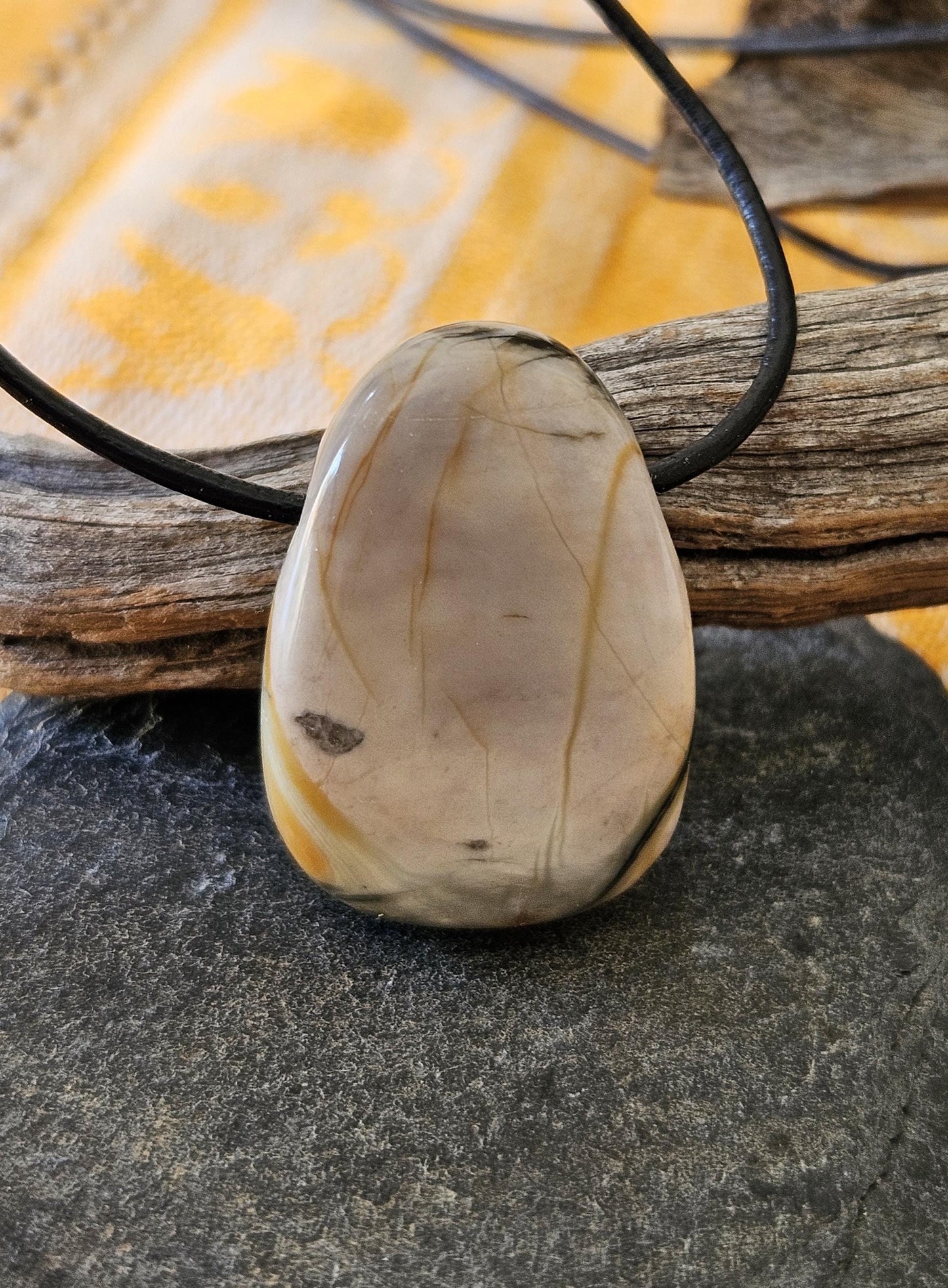 Picasso Jaspis Bilderjaspis Anhänger, 30 x 20 x 10 mm, gebohrt, an verstellbarem Lederband