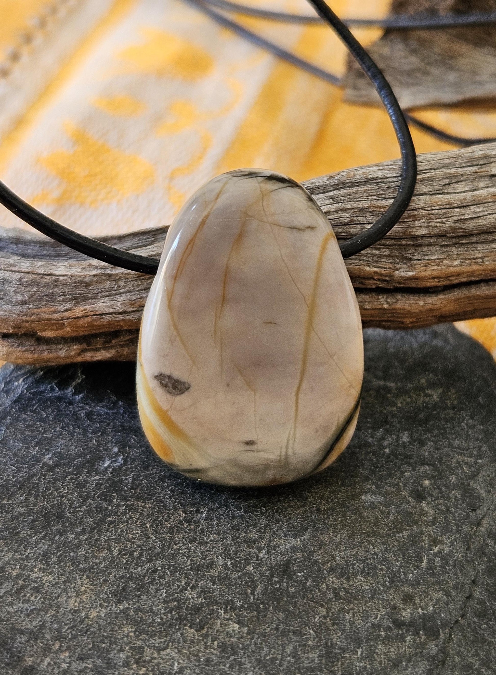 Picasso Jaspis Bilderjaspis Anhänger, 30 x 20 x 10 mm, gebohrt, an verstellbarem Lederband