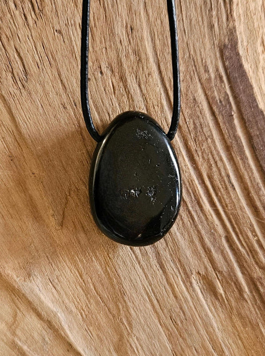 Schwarzer Turmalin Schörl, Anhänger, 30 x 20 x 10 mm, gebohrt, an verstellbarem Lederband