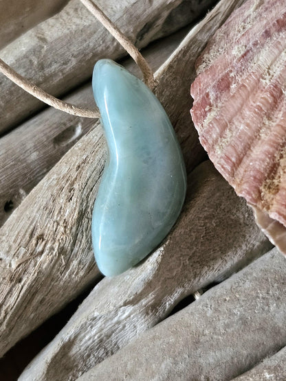 Sommerlicher Larimar, Atlantis Stein Anhänger, 40 x 18 x 12 mm, gebohrt, Larimar Anhänger, gebohrt, an verstellbarem Lederband