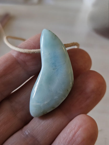 Sommerlicher Larimar, Atlantis Stein Anhänger, 40 x 18 x 12 mm, gebohrt, Larimar Anhänger, gebohrt, an verstellbarem Lederband
