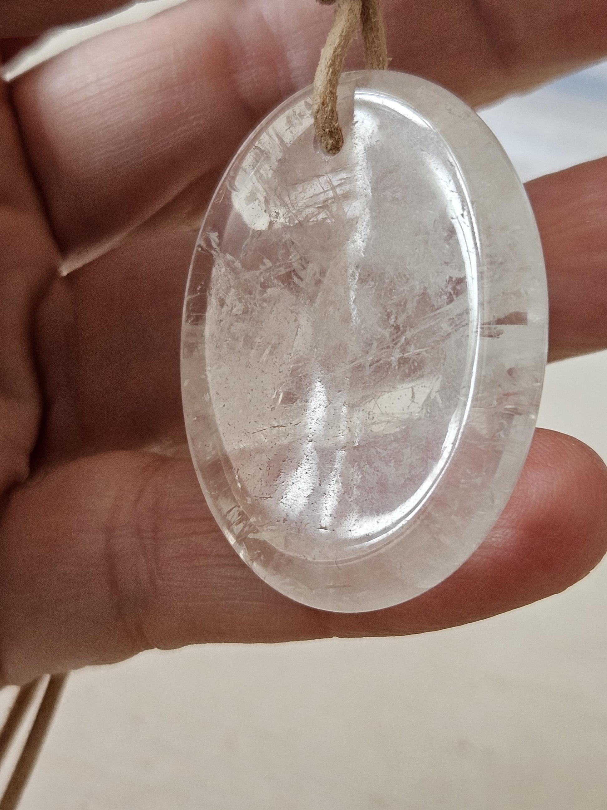 Bergkristall Anhänger, "worry stone förmig", 40 x 30 x 6 mm, gebohrt, am Lederband