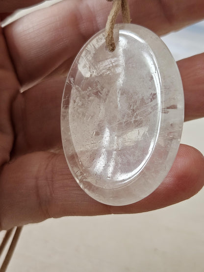 Bergkristall Anhänger, "worry stone förmig", 40 x 30 x 6 mm, gebohrt, am Lederband